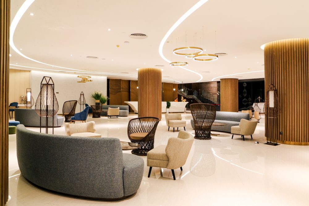 Sảnh Lobby thiết kế sang trọng với sự kết hợp hài hòa giữa ánh sáng, gỗ với tone màu trầm